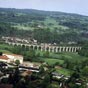 Panorama sur un beau viaduc ferroviaire.